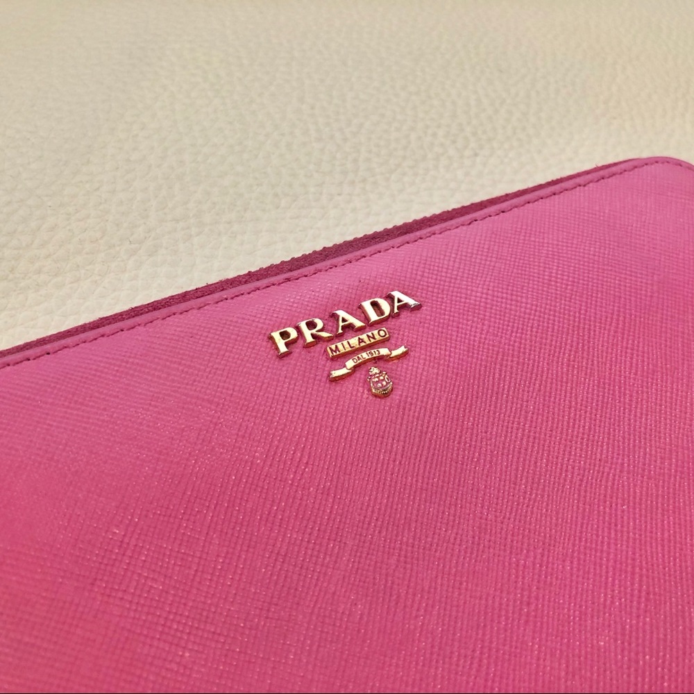 ⭕️SOLD⭕️Prada Zip Around Wallet - Picture 8 of 9